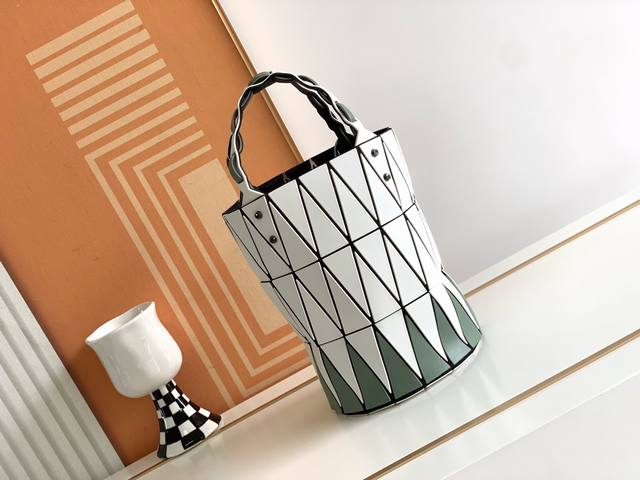 Issey Miyake Bao Bao 三宅限定版菜蓝子,颠覆了以往三宅的设计,色彩的碰撞为全新竹篮造型的basket增加了趣味性,手提袋手柄釆用哑光材料,并 Issey Miyake Bao Bao 三宅限定版菜蓝子,颠覆了以往三宅的设计,色彩的碰撞为全新竹篮造型的basket增加了趣味性,手提袋手柄釆用哑光材料,并