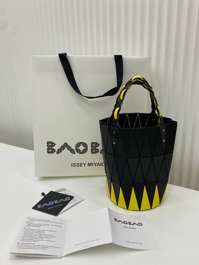 Issey Miyake Bao Bao 三宅限定版菜蓝子，颠覆了以往三宅的设计，色彩的碰撞为全新竹篮造型的basket增加了趣味性，手提袋手柄釆用哑光材料，并