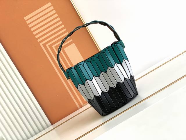 Issey Miyake Bao Bao 三宅一生二月新品限定，王炸菜蓝子来咯！超级特别的新品，上身超级好看！大号可腋下单肩背，小号更适合手拎或diy成斜跨，时