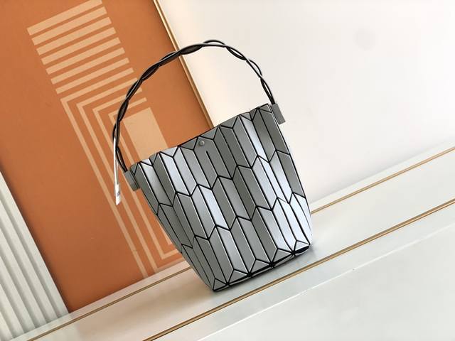 Issey Miyake Bao Bao 三宅一生二月新品限定，王炸菜蓝子来咯！超级特别的新品，上身超级好看！大号可腋下单肩背，小号更适合手拎或diy成斜跨，时