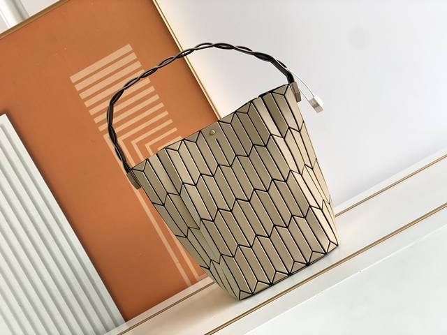 Issey Miyake Bao Bao 三宅一生二月新品限定，王炸菜蓝子来咯！超级特别的新品，上身超级好看！大号可腋下单肩背，小号更适合手拎或diy成斜跨，时