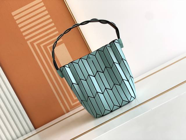 Issey Miyake Bao Bao 三宅一生二月新品限定，王炸菜蓝子来咯！超级特别的新品，上身超级好看！大号可腋下单肩背，小号更适合手拎或diy成斜跨，时