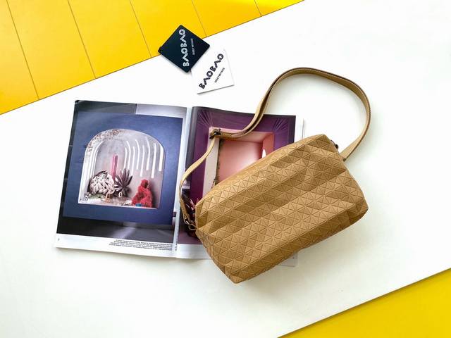 Issey Miyake Bao Bao Kuro系列马鞍包，上身极其帅气，超级轻，又能装，装再多的东西背在身上都毫无压力。设有带拉链的内袋，钥匙证件贵重物品可