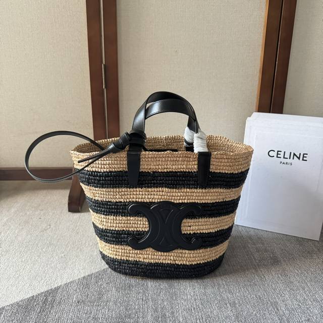 Celine Teen 植物材料和牛皮革柔软经典提篮包盛夏是属于草编包的 Celine新款草编菜篮子包 满分质感 细节精致 法式优雅 氛围感拉满 相比较以往的草