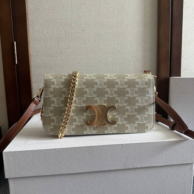新品上线 Celine 新品上线. Triomphe Canvas 标志印花 翻盖配以装饰性triomphe 锁扣,按扣开合 ,内设一个主隔层 一个扁平口袋 拆 新品上线 Celine 新品上线. Triomphe Canvas 标志印花 翻盖配以装饰性triomphe 锁扣,按扣开合 ,内设一个主隔层 一个扁平口袋 拆