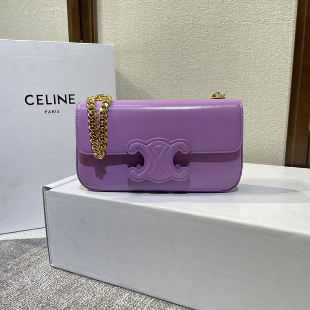 新品上线|Celine 春夏新款 新出皮扣链条腋下包,新出的亮点在于从经典金属凯旋门换了立体皮扣浮雕凯旋门、链条的质感让整个包感觉更奢侈高调,气质永远在线 时髦 新品上线|Celine 春夏新款 新出皮扣链条腋下包,新出的亮点在于从经典金属凯旋门换了立体皮扣浮雕凯旋门、链条的质感让整个包感觉更奢侈高调,气质永远在线 时髦