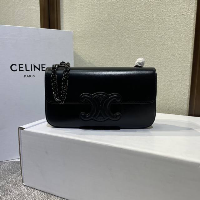 新品上线|Celine 春夏新款 新出皮扣链条腋下包,新出的亮点在于从经典金属凯旋门换了立体皮扣浮雕凯旋门、链条的质感让整个包感觉更奢侈高调,气质永远在线 时髦 新品上线|Celine 春夏新款 新出皮扣链条腋下包,新出的亮点在于从经典金属凯旋门换了立体皮扣浮雕凯旋门、链条的质感让整个包感觉更奢侈高调,气质永远在线 时髦