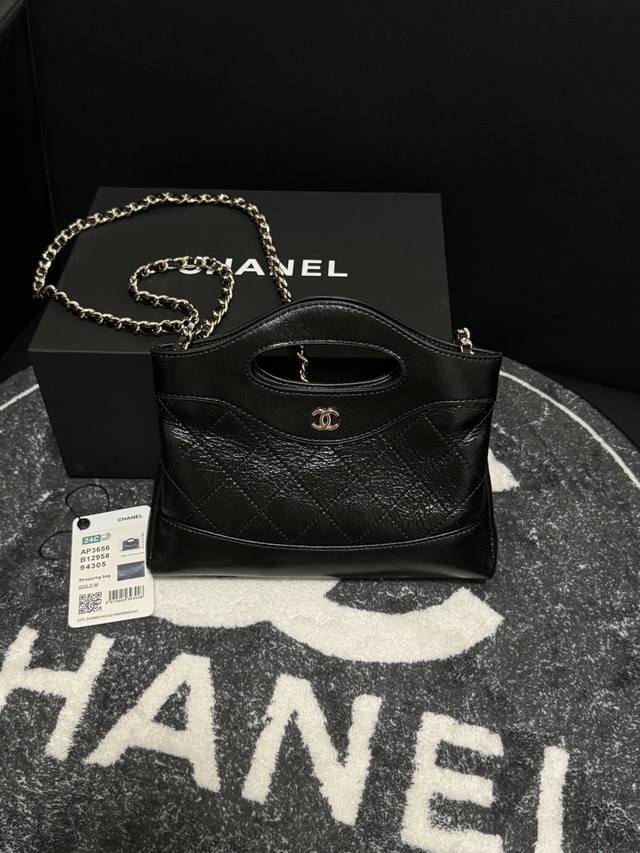 24S.31Bag羊皮推出的31Bag Nano！超级火爆实物也非常可爱！属于经典永不过时款可爱的同时也很实用，可以放下两枚大手机[害羞]上身搭配也无敌好看！超