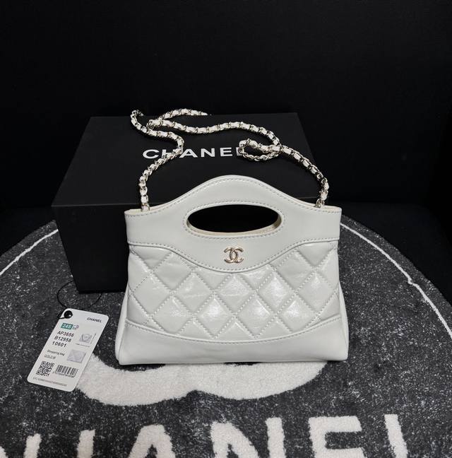 24S.31Bag羊皮推出的31Bag Nano！超级火爆实物也非常可爱！属于经典永不过时款可爱的同时也很实用，可以放下两枚大手机[害羞]上身搭配也无敌好看！超