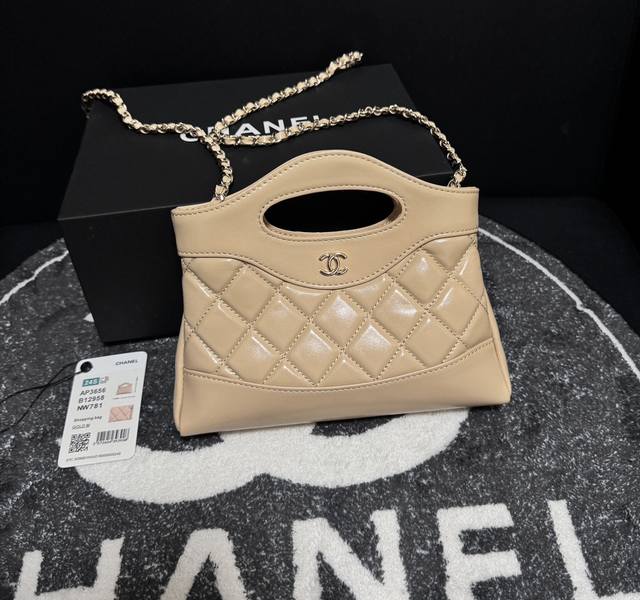 24S.31Bag羊皮推出的31Bag Nano！超级火爆实物也非常可爱！属于经典永不过时款可爱的同时也很实用，可以放下两枚大手机[害羞]上身搭配也无敌好看！超