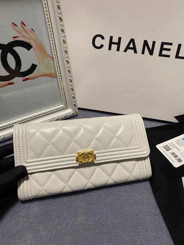 Chanel两折钱包：0414：进口羊皮搭配新版亮金五金：尺寸19*10*