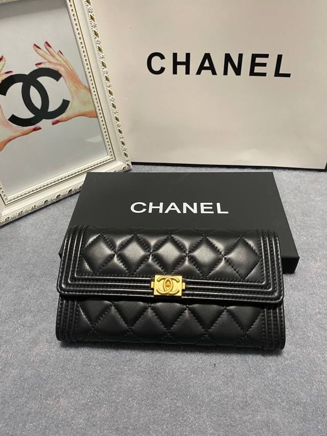 专属高端打造,全网独家供货 采用进口羊皮正品电镀五金支持专柜验货尺寸10.5*19.*3Cm 型号:0414 专属高端打造,全网独家供货 采用进口羊皮正品电镀五金支持专柜验货尺寸10.5*19.*3Cm 型号:0414