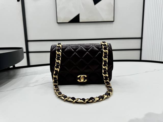 As5027 Chanel 2024最新经典菱格口盖包 饰以粗旷金色链子润饰手袋，脱颖而出，演绎永恒优雅，特别赞 尺寸：19Cm