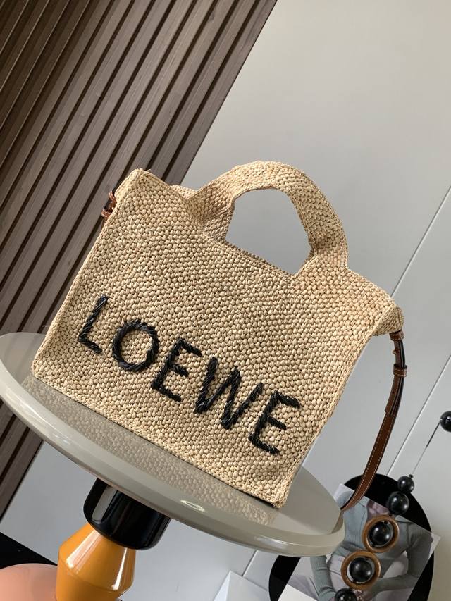 中号酒椰纤维loewe Font Tote 手袋loewe Font Tote 是一款长方体手袋，完全由酒椰纤维编织而成饰有对比色 Loewe 标志 图片尺寸小