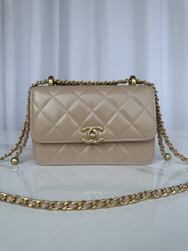 品牌:Chanel型号:As2615牛皮 五金简介:原单质量,经典之作,华丽与气质的前沿,是你意想不到的尊贵。皮种:原单进口小羊皮,里配原版布。五金:原版五金配 品牌:Chanel型号:As2615牛皮 五金简介:原单质量,经典之作,华丽与气质的前沿,是你意想不到的尊贵。皮种:原单进口小羊皮,里配原版布。五金:原版五金配