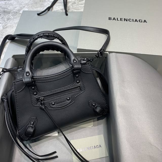 现货 平纹黑色黑扣 Balenciag* Neo Classic机车包 小号 梯形设计的手袋，磨砂质感的金属配件 高级感满满 纹路设计感真的太足辣！将千禧年爆红 - 点击图像关闭