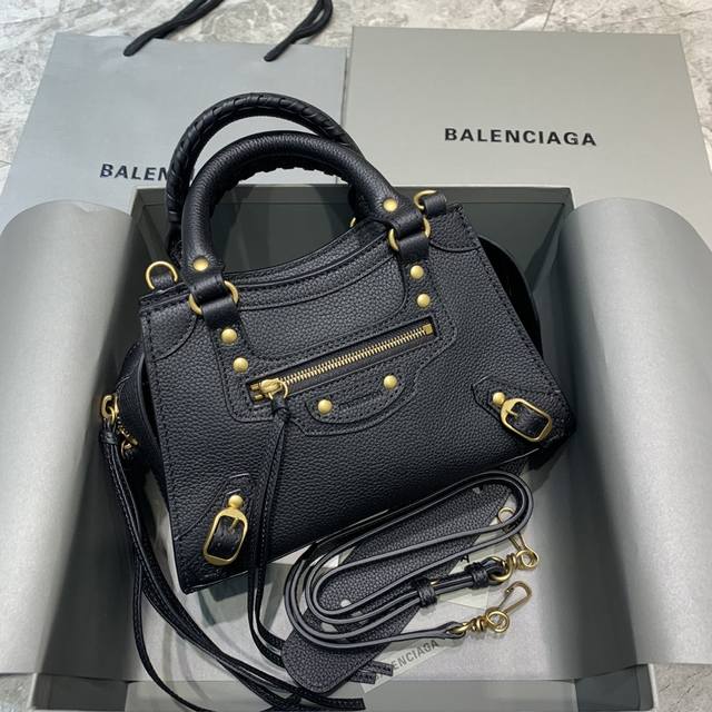 现货 荔枝纹黑色金扣 Balenciag* Neo Classic机车包 小号 梯形设计的手袋，磨砂质感的金属配件 高级感满满 纹路设计感真的太足辣！将千禧年爆 - 点击图像关闭