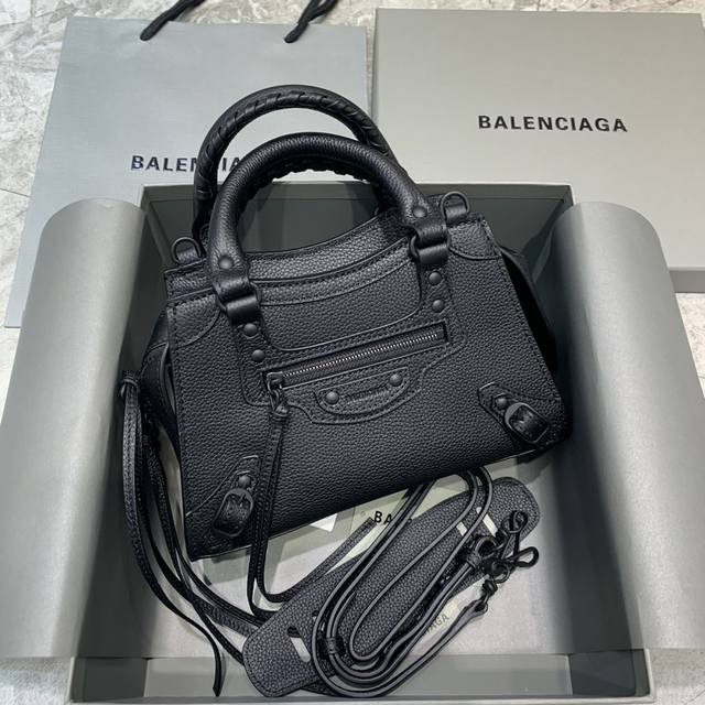 现货 荔枝纹黑色黑扣 Balenciag* Neo Classic机车包 小号 梯形设计的手袋，磨砂质感的金属配件 高级感满满 纹路设计感真的太足辣！将千禧年爆