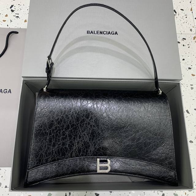 新品 Balenciaga Crush 大号 沙漏新款皮肩带腋下包新款褶皱系列 搭配全皮肩带 可随意切换单肩斜挎背法，帅气利落亦不失复古的感觉 尺寸：底长39×