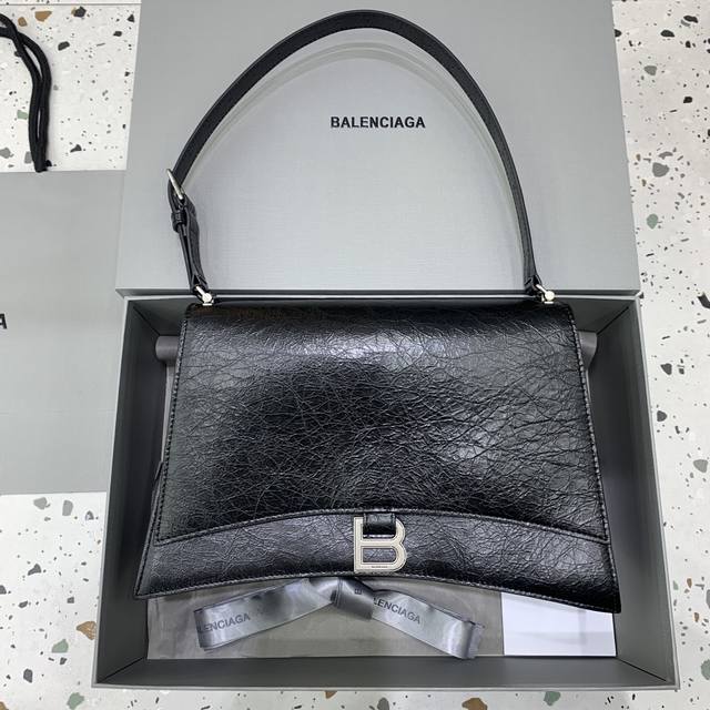 新品 Balenciag Crush 中号 沙漏新款皮肩带腋下包新款褶皱系列 搭配全皮肩带 可随意切换单肩斜挎背法，帅气利落亦不失复古的感觉 尺寸：底长31X宽