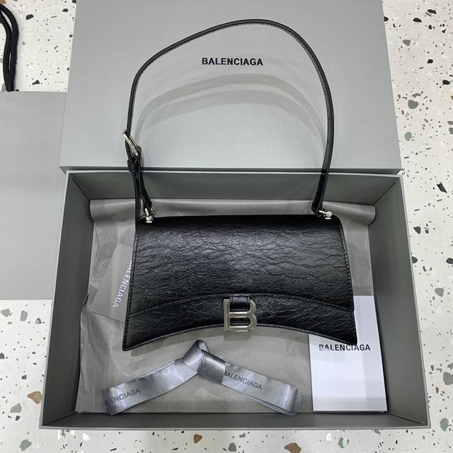 新品 Balenciag Crush 小号 沙漏新款皮肩带腋下包新款褶皱系列 搭配全皮肩带 可随意切换单肩斜挎背法，帅气利落亦不失复古的感觉 尺寸：底长25×宽 - 点击图像关闭