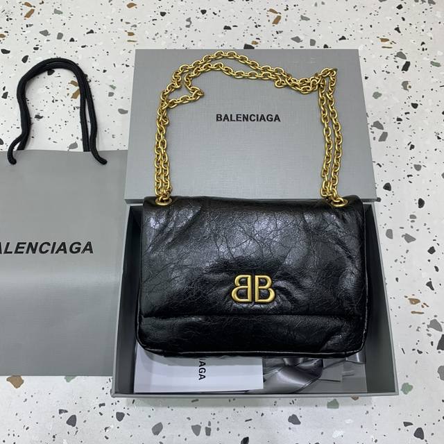 Balenciag Mini Monaco 新款mini的monaco 太好看了，完美的尺寸，软乎乎的很有松弛的感觉 像枕头一样柔软的包包 可以满足各种搭配需求