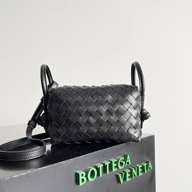 Bottega Veneta 2024新款loop来啦！！喜欢bv家的女孩子很多都拥有过loop这一款包包吧，简约的外观，经典的编织，小巧轻便的包型，这一次的创 - 点击图像关闭