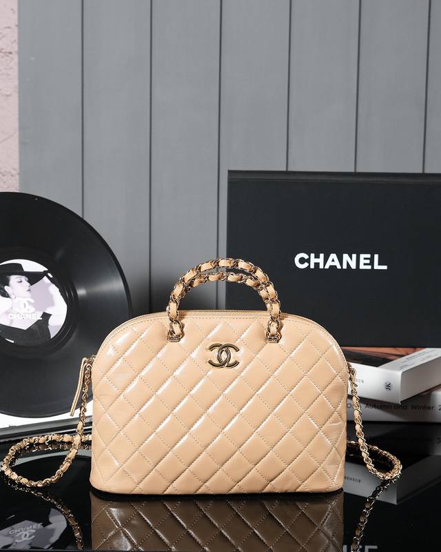 贝壳包 尺寸:.*.* 大号 24B春夏新款油腊皮贝壳包这一季非常亮眼可爱的王炸小贝壳 包身是闪闪发亮羊皮 亮丽得恰到好处 实用和美貌于一体 独特的魅力 兼具时 贝壳包 尺寸:.*.* 大号 24B春夏新款油腊皮贝壳包这一季非常亮眼可爱的王炸小贝壳 包身是闪闪发亮羊皮 亮丽得恰到好处 实用和美貌于一体 独特的魅力 兼具时