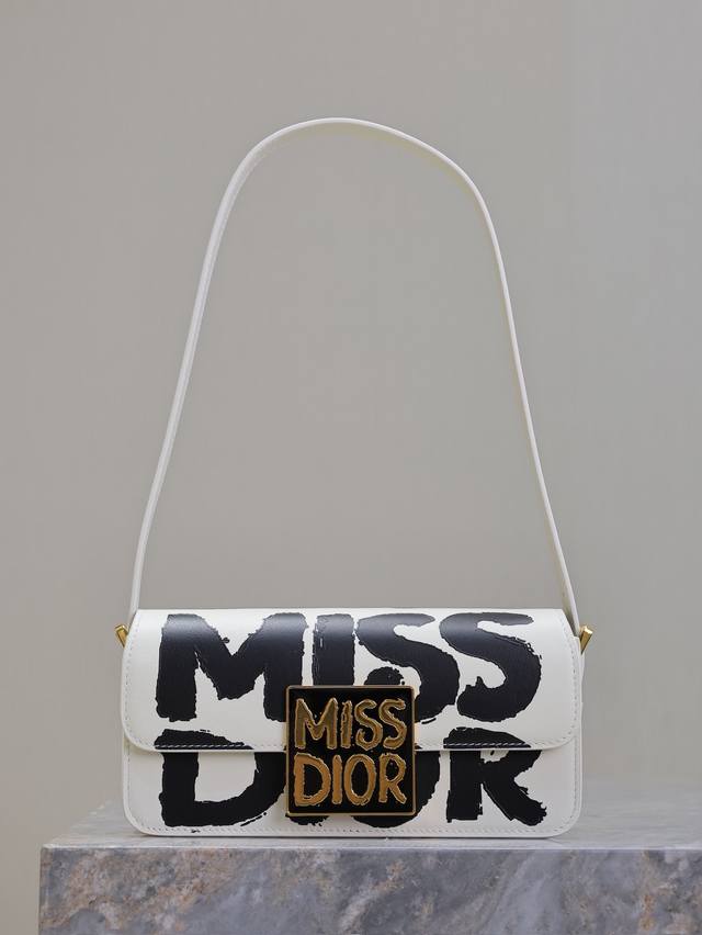 Miss Dior 翻盖手袋 米白色涂鸦 这款 Miss Dior 翻盖手袋于迪奥二零二四秋冬成衣系列发布秀上全新亮相,重新诠释 Dior 经典款式的现代优雅气 Miss Dior 翻盖手袋 米白色涂鸦 这款 Miss Dior 翻盖手袋于迪奥二零二四秋冬成衣系列发布秀上全新亮相,重新诠释 Dior 经典款式的现代优雅气