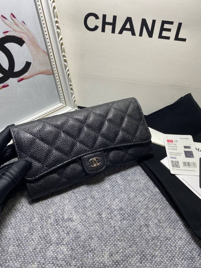 Chanel 进口原版球纹牛皮经典金 银 扣 两折按扣钱包，双c Logo已经成为一种时尚界的骄傲，也是这个地球上女人最想拥有的品牌之一！型号：80758 尺寸