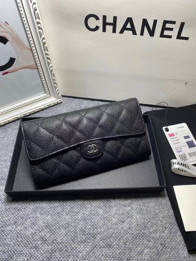 香奶奶经典口盖钱包升级版进口牛皮球纹．新鲜上市，,向情怀和经典～致敬！升级版对比经典款增加了一个后袋，感觉更实用的说，钱包里面的拉链头由原来的皮拉排升级成全金属