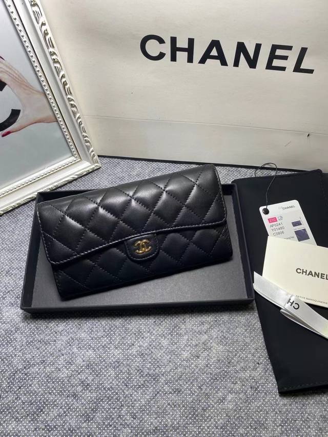 香奶奶经典口盖钱包升级版进口羊皮、新鲜上市,,向情怀和经典~致敬!升级版对比经典款增加了一个后袋,感觉更实用的说,钱包里面的拉链头由原来的皮拉排升级成全金属拉排 香奶奶经典口盖钱包升级版进口羊皮、新鲜上市,,向情怀和经典~致敬!升级版对比经典款增加了一个后袋,感觉更实用的说,钱包里面的拉链头由原来的皮拉排升级成全金属拉排