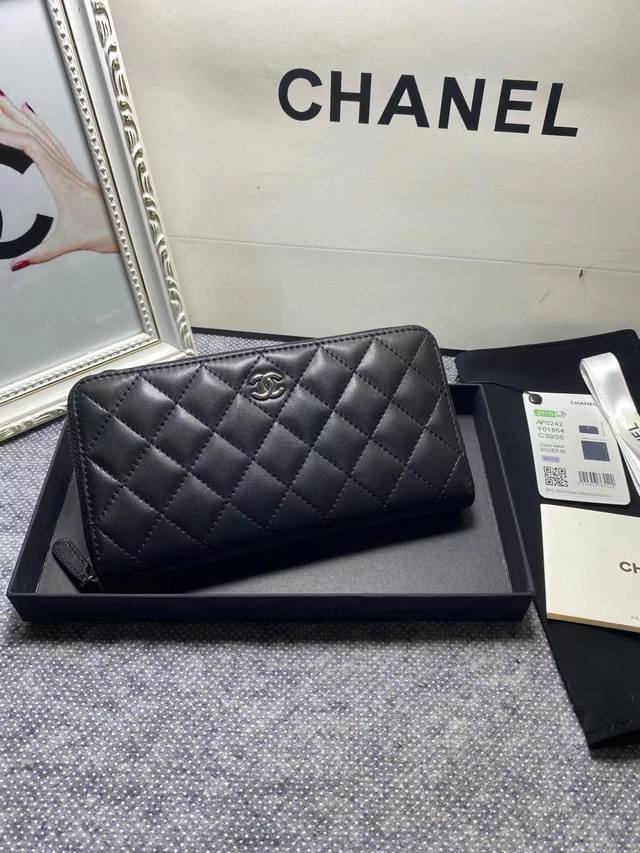 香奶奶经典口盖钱包升级版进口羊皮新鲜上市，,向情怀和经典～致敬！升级版对比经典款增加了一个后袋，感觉更实用的说，钱包里面的拉链头由原来的皮拉排升级成全金属拉排，