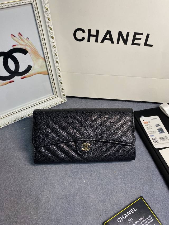 Chanel 进口原版细球牛皮经典v格车线黑 金 银 扣 两折按扣钱包，双c Logo已经成为一种时尚界的骄傲，也是这个地球上女人最想拥有的品牌之一！型号：80