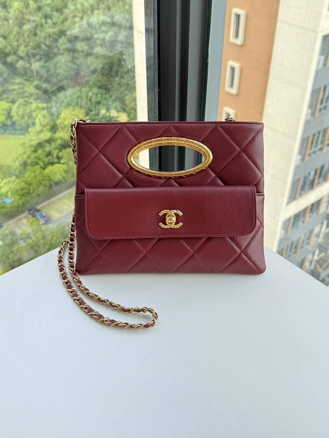 Chane 24B秋冬系列高级晚宴包 As5038小羊皮材质柔软而光滑， 金属配色就是经典 手柄上的logo刻印清晰可见。复古又百搭，可手拎可单肩可斜跨 简直完