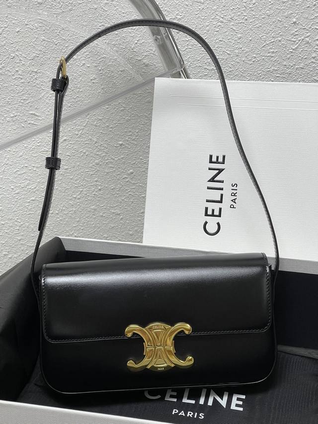 正品级 Triomphe Shoulder Bag凯旋门腋下包 将凯旋门系列背包转化为腋下肩背的款式!相比之前的款式更加狭长。一定是出镜率超高的一款。牛皮搭配羊 正品级 Triomphe Shoulder Bag凯旋门腋下包 将凯旋门系列背包转化为腋下肩背的款式!相比之前的款式更加狭长。一定是出镜率超高的一款。牛皮搭配羊