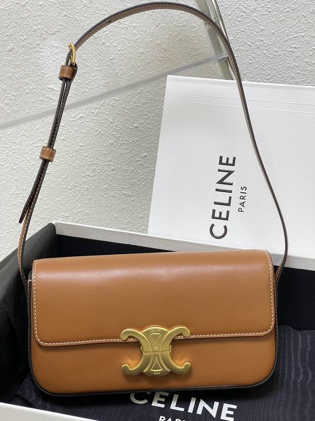 正品级 Triomphe Shoulder Bag凯旋门腋下包 将凯旋门系列背包转化为腋下肩背的款式!相比之前的款式更加狭长。一定是出镜率超高的一款。牛皮搭配羊 正品级 Triomphe Shoulder Bag凯旋门腋下包 将凯旋门系列背包转化为腋下肩背的款式!相比之前的款式更加狭长。一定是出镜率超高的一款。牛皮搭配羊