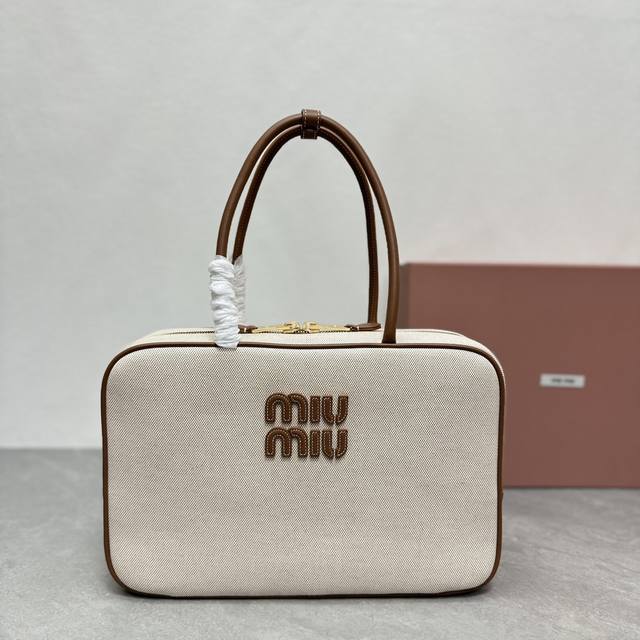 正品级 M家 5Bb117布配皮：Miumiu新品帆布公文包，时尚与经典的完全融合，下一个大爆款非它莫属，帆布面料搭配小牛皮，质感柔软且耐用，比起全皮款更加轻便