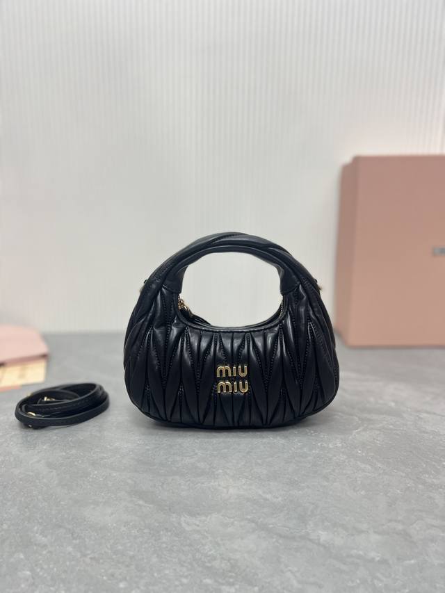 正品级 M家新品 5Bp078：Miumiu新品迷你miuwander手袋，采用进口小羊皮经典品牌标志性matelasse纹理绣花，复古磨砂五金，利用圆孤的曲线