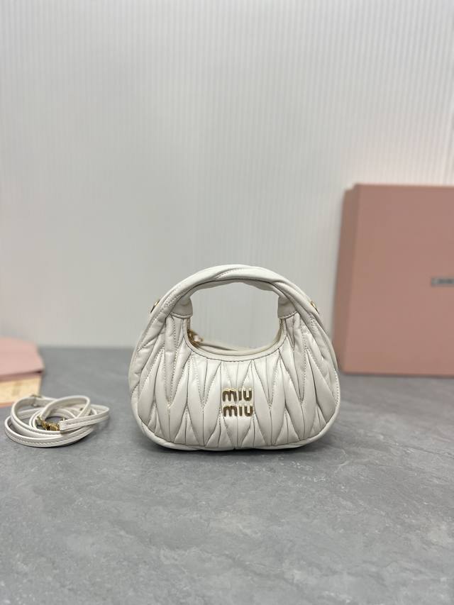 正品级 M家新品 5Bp078：Miumiu新品迷你miuwander手袋，采用进口小羊皮经典品牌标志性matelasse纹理绣花，复古磨砂五金，利用圆孤的曲线