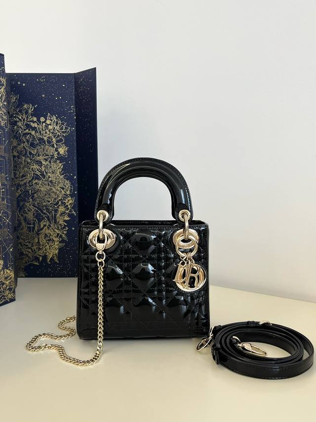 正品级 ,高版本 黑金现货 Classic Lady 戴妃包漆皮,人手一个必备的三格小包,搭配双肩带,迷人优雅又气场十足,斜挎手拎也是女人味十足,经典时尚风格。 正品级 ,高版本 黑金现货 Classic Lady 戴妃包漆皮,人手一个必备的三格小包,搭配双肩带,迷人优雅又气场十足,斜挎手拎也是女人味十足,经典时尚风格。