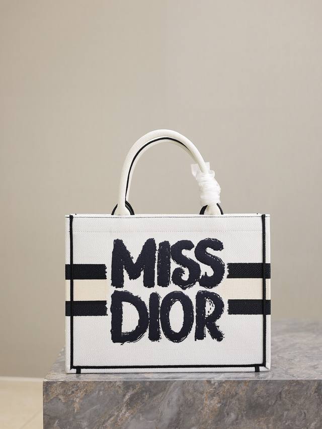 正品级 ,高版本 字母涂鸦白 中号 Dior Book Tote 购物袋 这款book Tote手袋灵感来自女装创意总监玛丽亚 嘉茜娅 蔻丽 Maria Gra 正品级 ,高版本 字母涂鸦白 中号 Dior Book Tote 购物袋 这款book Tote手袋灵感来自女装创意总监玛丽亚 嘉茜娅 蔻丽 Maria Gra