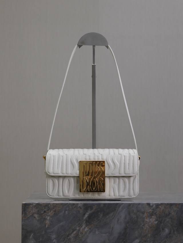 正品级 ,高版本 Miss Dior 翻盖手袋 白色绗缝牛皮革 Miss Dior Allover 图案 这款 Miss Dior 翻盖手袋于迪奥二零二四秋冬成 正品级 ,高版本 Miss Dior 翻盖手袋 白色绗缝牛皮革 Miss Dior Allover 图案 这款 Miss Dior 翻盖手袋于迪奥二零二四秋冬成