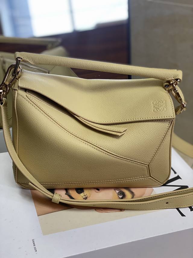 原厂皮 3001 小号粒面牛皮革puzzle 手袋 新色 Loewe推出的首次亮相手提包*长方体形状和精确的切割技术创造了 Puzzle 独特的几何线条*这个小 原厂皮 3001 小号粒面牛皮革puzzle 手袋 新色 Loewe推出的首次亮相手提包*长方体形状和精确的切割技术创造了 Puzzle 独特的几何线条*这个小