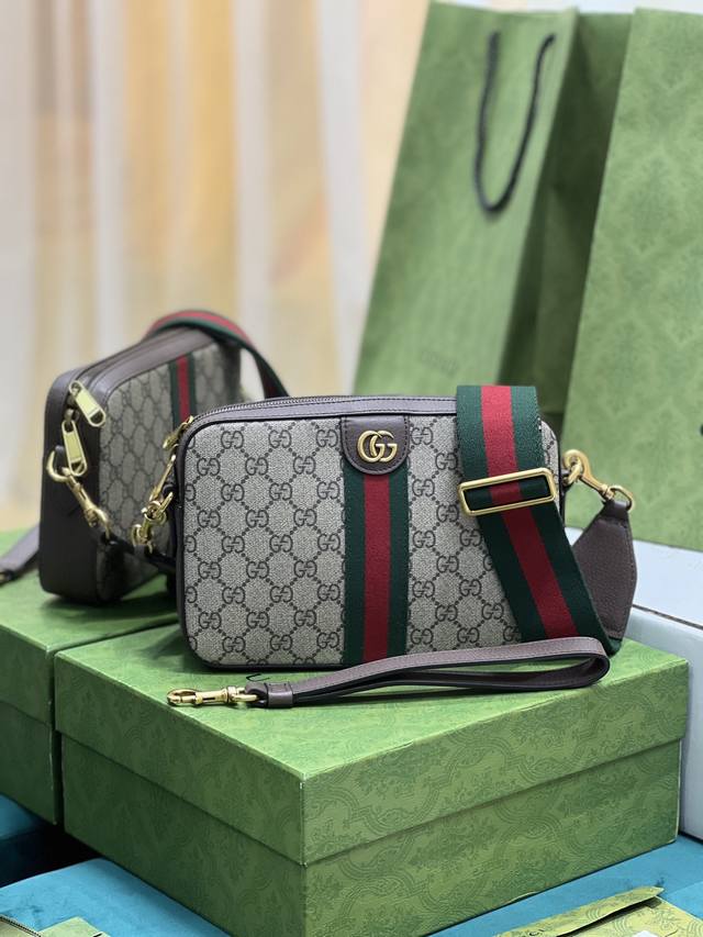 正品级 系列肩背包 Ophidia系列肩背包承袭历久弥坚的设计,采用从20世纪30年代典藏设计中汲取灵感的传统米色和乌木色gg Supreme帆布材质精心打造。 正品级 系列肩背包 Ophidia系列肩背包承袭历久弥坚的设计,采用从20世纪30年代典藏设计中汲取灵感的传统米色和乌木色gg Supreme帆布材质精心打造。