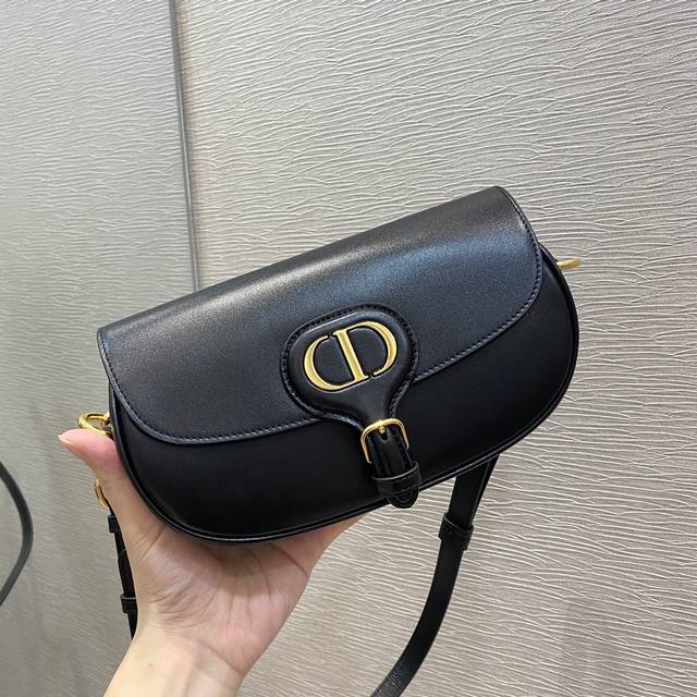 正品级 现货 Bobby系列最新腋下包，一个实物比图片好看千百倍的包♀，精致又帅气，手感极好的小牛皮，既高级又耐磨，肩带可调节，容量也非常可，两部手机绰绰有余，