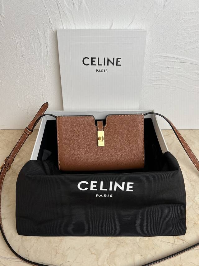 正品级 新品上线 Ce新品mini16小挎包 16系列又出新款，这次区别于之前的平纹皮，采用的是耐糙的荔枝纹皮，更显质感，别看小巧，但是容量可人，放两个手机完全