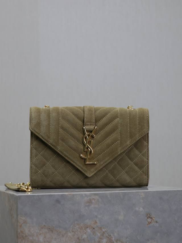 正品级 军绿色磨砂 Envelope_小号信封包 最新款v纹拼菱格的信封包，意大利进口磨砂牛皮，非常大气的一款 ，搭配金色五金很经典，百搭款！肩背斜挎都ok！又