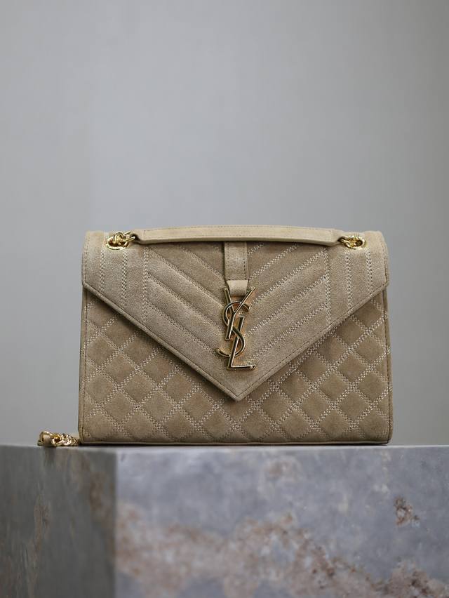 正品级 杏色磨砂三车线 Envelope_中号信封包 最新款v纹拼菱格的信封包，意大利进口磨砂牛皮，非常大气的一款 ，搭配金色logo五金很经典，百搭款！肩背斜