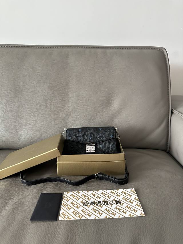 正品级 皮肩带款，小号信封链条翻盖斜挎包采用轻盈的经典visetos材质制成，是为粉丝打造的梦幻单品，搭配可拆卸链带及月桂叶锁扣，时刻演绎着品牌的传奇尺寸：11